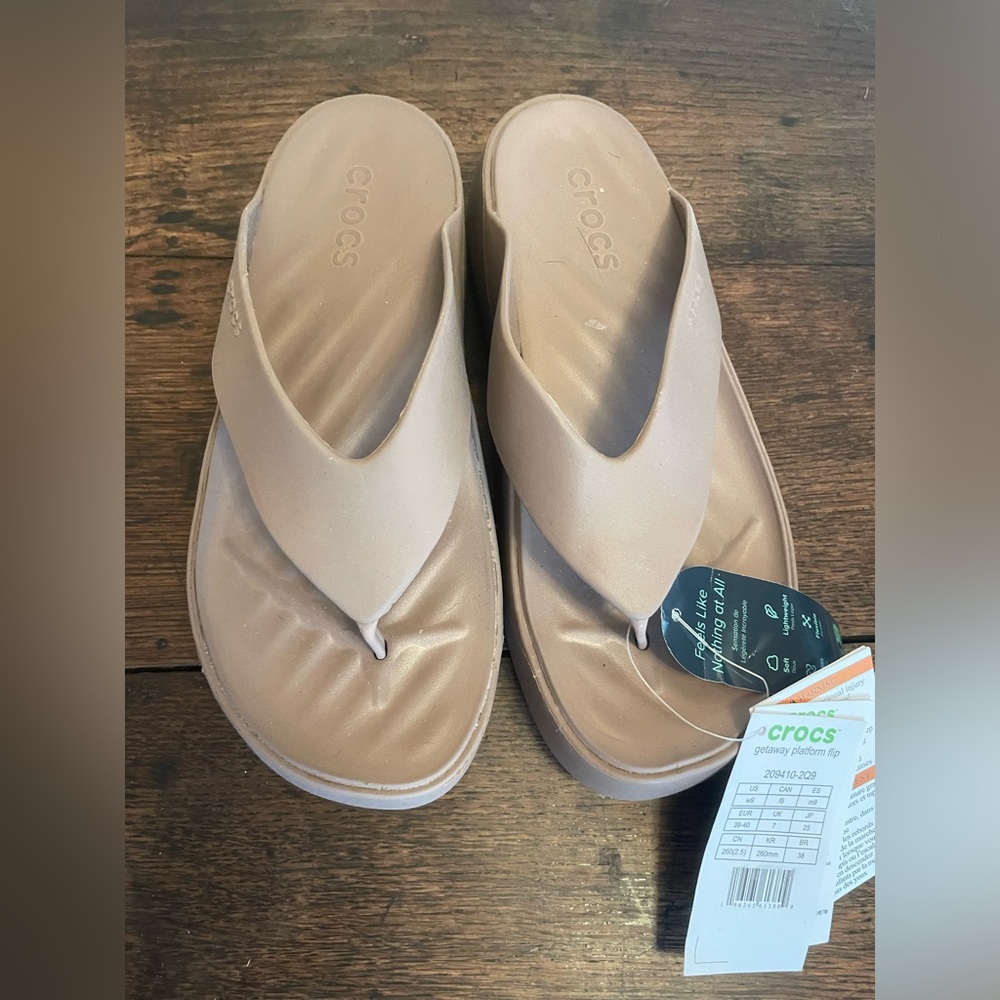 NWT Crocs-  Women’s Getaway Platform Flipflop- 9